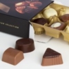 De Praline de Belgique is een fraai doosje gevuld met 100 gram aan heerlijke pralines! Zoals de naam al doet vermoeden gemaakt van echte ambachtelijke chocolade uit België.